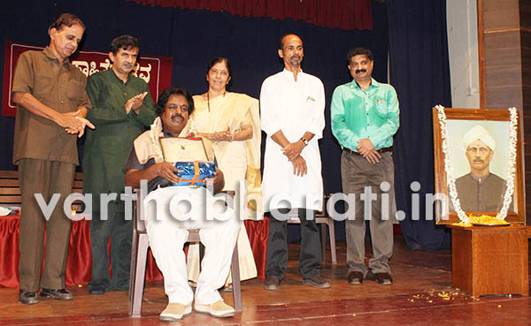 ಉಡುಪಿ: ದುಂಡಪ್ಪಗೆ ವಿ.ಎಂ.ಇನಾಂದಾರ್ ವಿಮರ್ಶಾ ಪ್ರಶಸ್ತಿ ಪ್ರದಾನ